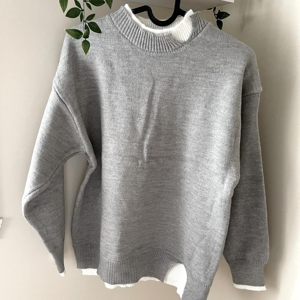 Grey mock neck knitted sweater 
Size: Onesize (fits like S)